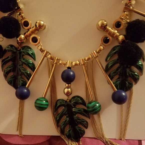 BNWT Gold toned Leafy Statement Necklace from Aldo - Picture 5 of 6